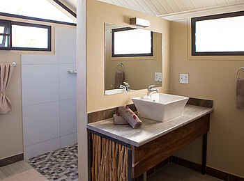 Taleni Etosha Village: Dusche und Waschbecken Taleni Etosha Village: Dusche und Waschbecken