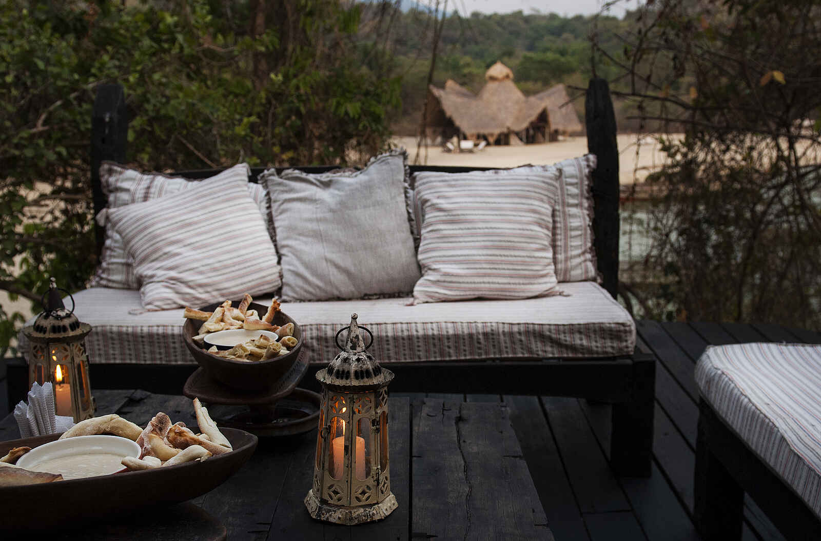 Greystoke Mahale: Lounge unter freiem Himmel Greystoke Mahale: Lounge unter freiem Himmel