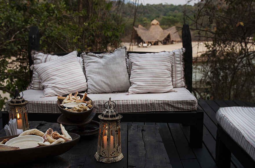 Greystoke Mahale: Lounge unter freiem Himmel Greystoke Mahale: Lounge unter freiem Himmel