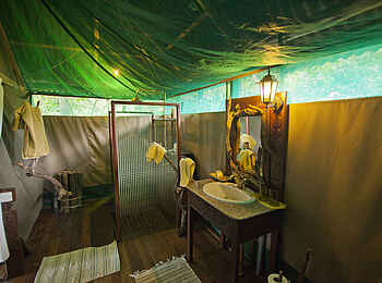 Katuma Bush Lodge: Badezimmer eines Gästezelts
