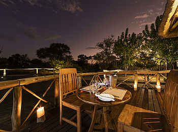 Mogogelo Camp: Terrasse am Abend Mogogelo Camp: Terrasse am Abend