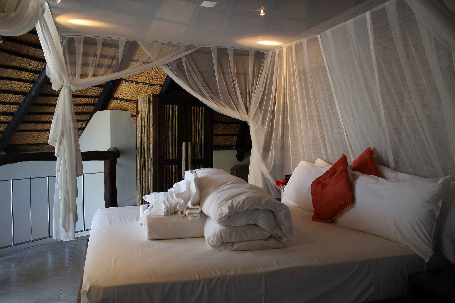 Etosha, Etosha National Park, Etoshapfanne, Okaukuejo, Salzpfanne, Doppelbett, Moskitonetz, Rondavel, afrikarma, afrikarma Safaris, afrikarma.de