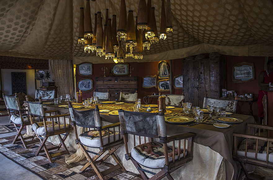 Shu'mata Camp: Abendessen im barocken Stil Shu'mata Camp: Abendessen im barocken Stil