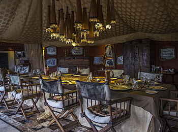 Shu'mata Camp: Abendessen im barocken Stil Shu'mata Camp: Abendessen im barocken Stil