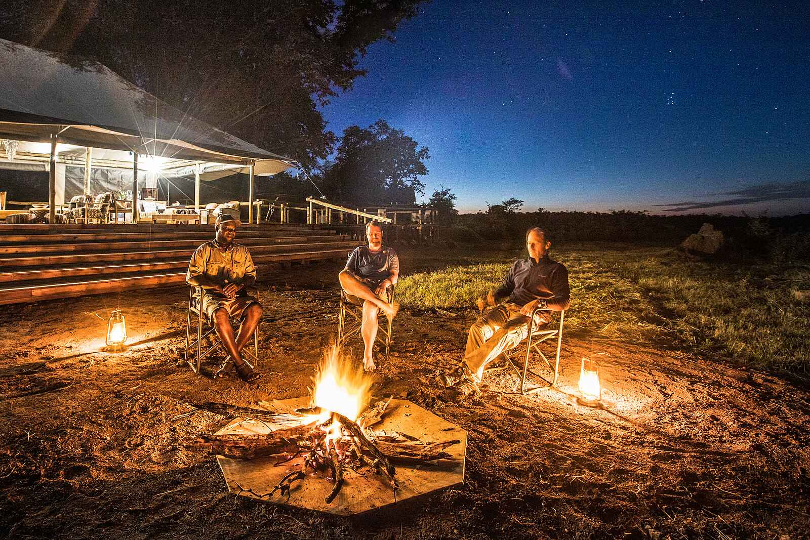 Deteema Springs Camp: Lagerfeuer vor dem Camp Deteema Springs Camp: Lagerfeuer vor dem Camp