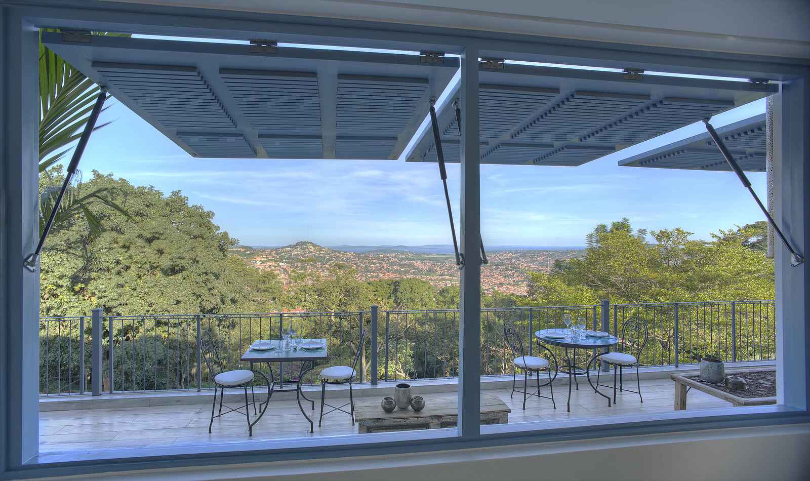 Latitude 0: The -Upside-Balkon mit Blick zum Viktoriasee Latitude 0: The -Upside-Balkon mit Blick zum Viktoriasee