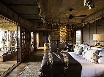 Mombo Camp: Schlafbereich mit Holzdeck Mombo Camp: Schlafbereich mit Holzdeck