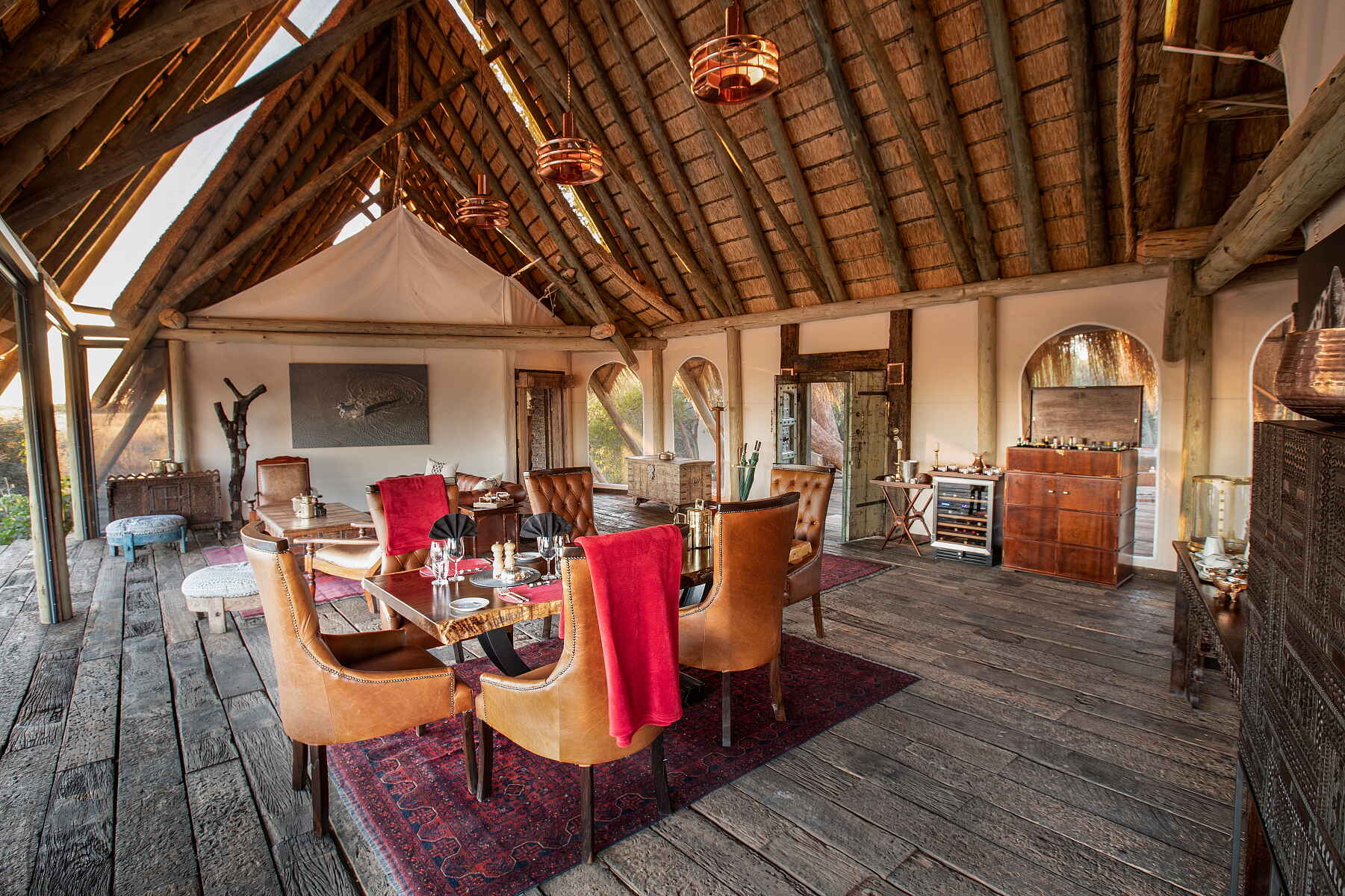 Great Plains Conservation, NG 16, Selinda -Konzession, Selinda Spillway, Selinda Suite, Esstisch, Lounge, Main Area, Teppich, Beverly Joubert, Dereck Joubert, National Geographic, Afrikarma, Afrikarma Safaris, Afrikarma Safaris. Wildnis. Hautnah., Afrikarma.de