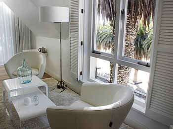 Swakopmund Luxury Suites: Weiße Sessel in der Honeymoon Suite