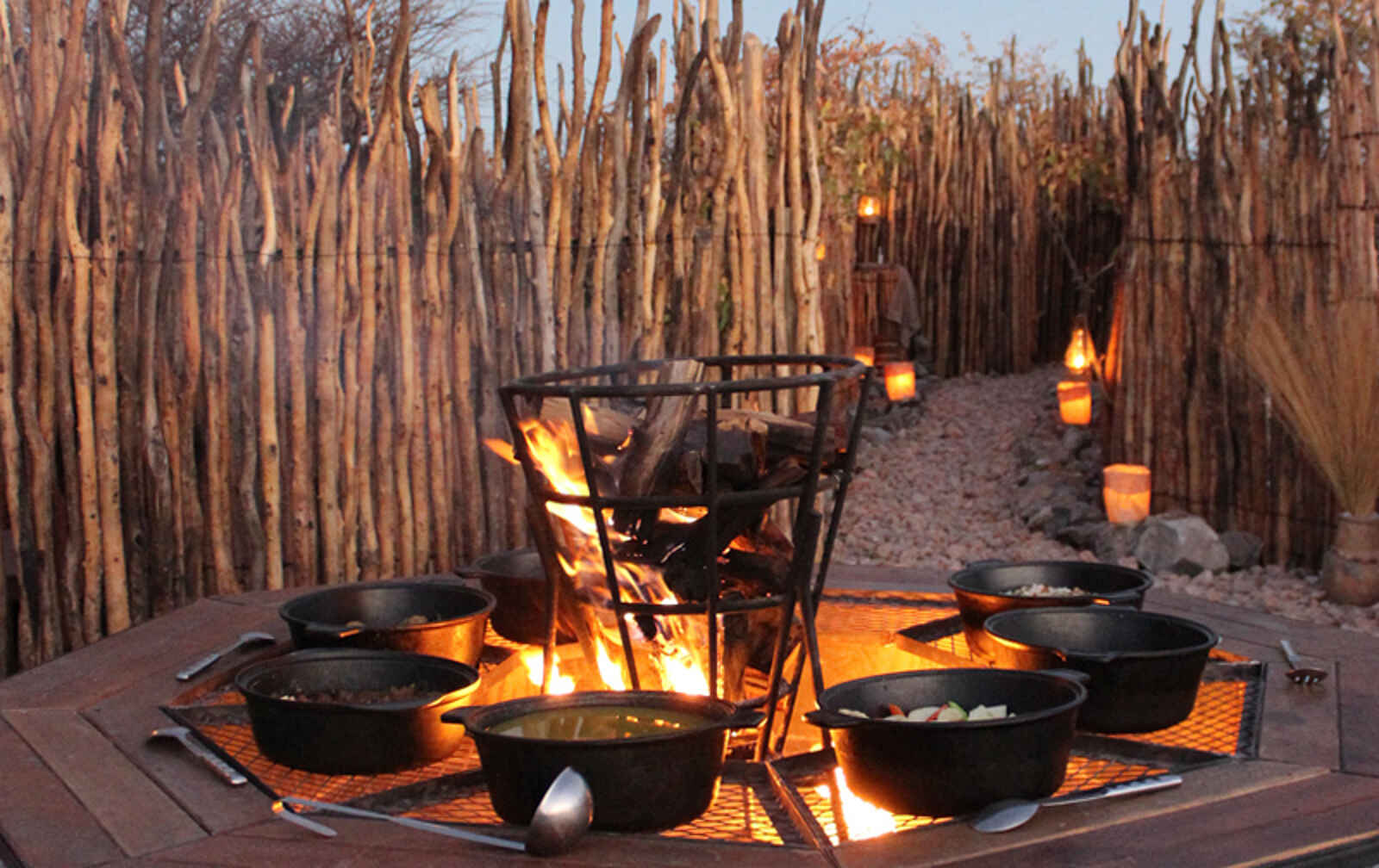Taleni Etosha Village: Boma-Abendessen Taleni Etosha Village: Boma-Abendessen