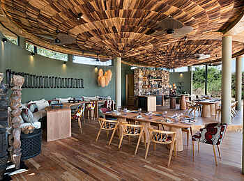 andBeyond Grumeti Serengeti River Lodge: Das Restaurant andBeyond Grumeti Serengeti River Lodge: Das Restaurant