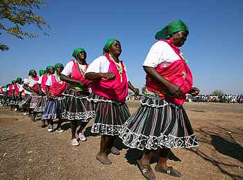 Chilo Gorge Safari Lodge: Frauen beim Khomba-Ritus Chilo Gorge Safari Lodge: Frauen beim Khomba-Ritus