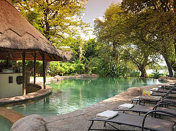 Chobe Marina Lodge: Pool mit Bar