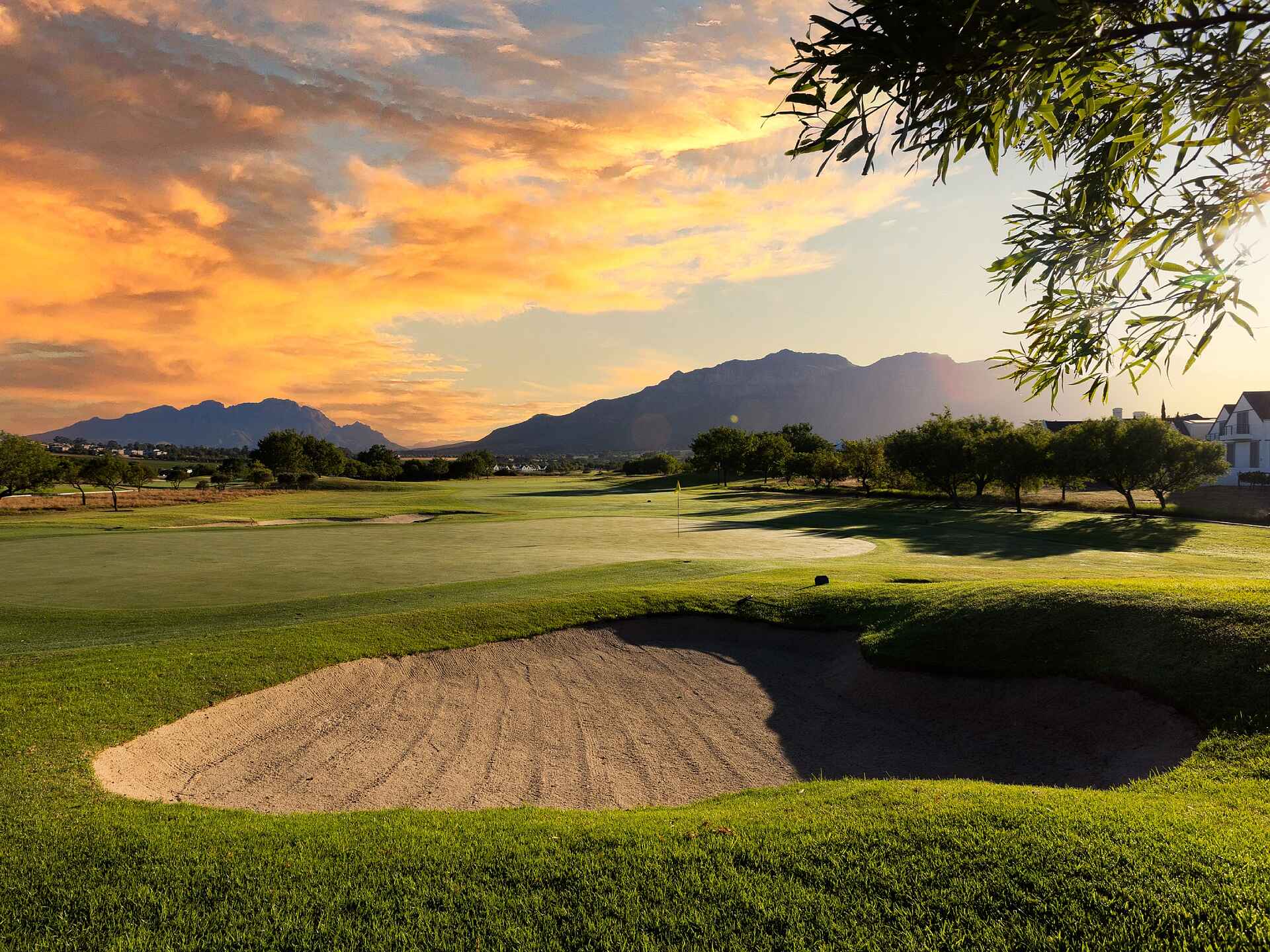 De Zalze Golf Club: Berge umrahmen den Golfplatz