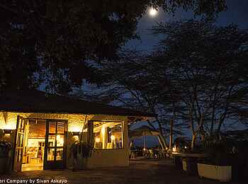 Hatari Lodge: Beleuchtetes Haupthaus