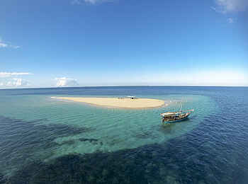 Ibo Island Lodge: Luftaufnahme einer Dhau und einer Sandbank