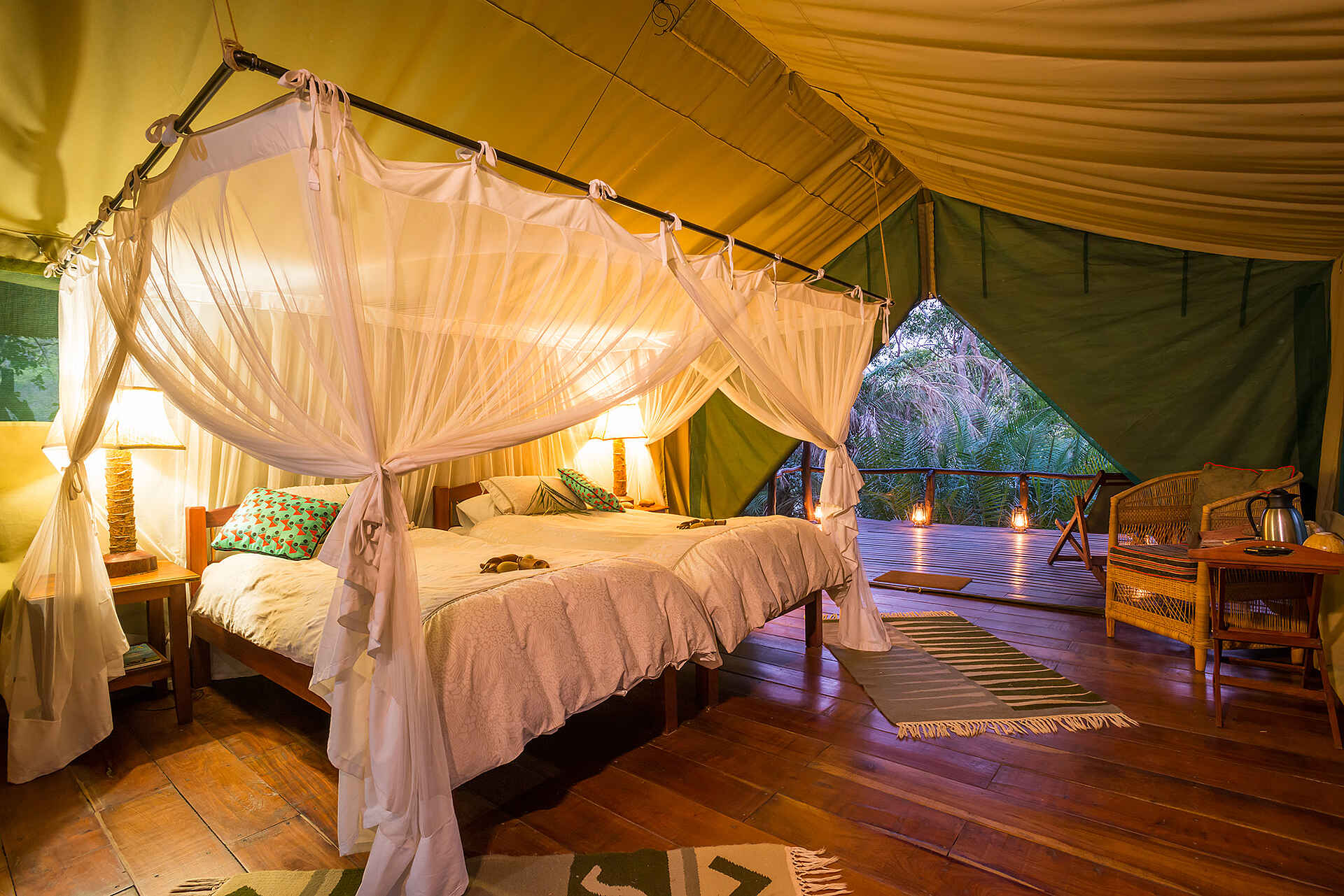 KaingU Safari Lodge: Doppelbett mit Moskitonetz