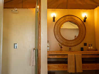 Kisima Ngeda Camp: Das Badezimmer Kisima Ngeda Camp: Das Badezimmer