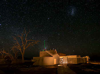 Little Kulala Lodge: Gästeunterkunft bei Nacht Little Kulala Lodge: Gästeunterkunft bei Nacht