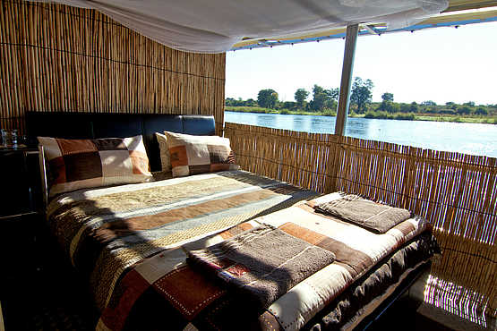 Ndhovu Safari Lodge: Bett auf dem Hausboot Ndhovu Safari Lodge: Bett auf dem Hausboot