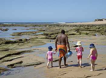 Rocktail Beach Camp: Kinder auf dem Weg zum Schnorcheln