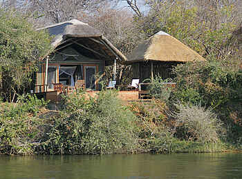 Royal Zambezi Lodge: Blick auf eine Deluxe Suite vom Fluss