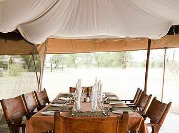 Serengeti Kati Kati Tented Camp: Esstisch Serengeti Kati Kati Tented Camp: Esstisch