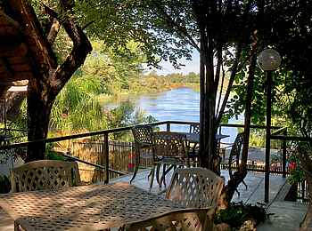 Shametu River Lodge: Platz im Schatten