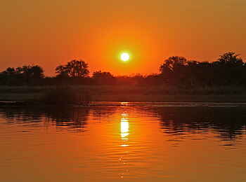 Taranga Safari Lodge: Sonnenuntergang am Okavango River