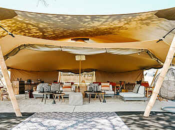 Wilderness Usawa Serengeti: Blick in das Hauptzelt Wilderness Usawa Serengeti: Blick in das Hauptzelt