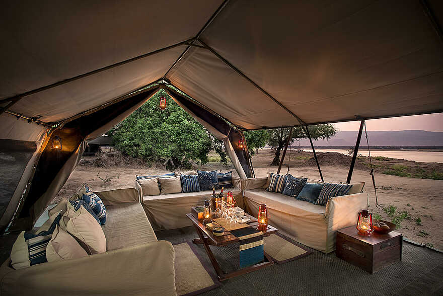 Zambezi Expeditions Camp: Der Loungebereich Zambezi Expeditions Camp: Der Loungebereich
