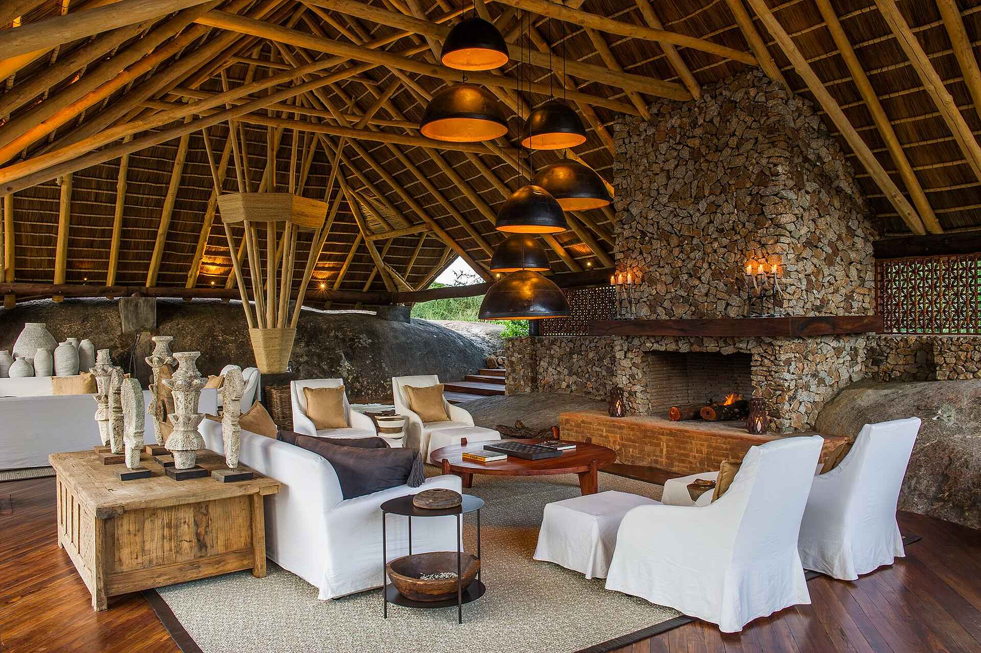 Afrikarma, Afrikarma Safaris, Afrikarma Safaris. Wildnis. Hautnah., Afrikarma.de, Friedkin Conservation Fund, Hauptgebäuide, Kamin, Legendary Expeditions, Legendary Mwiba Lodge, Lounge, Mwiba Wildlife Reserve, Sessel, Sofa