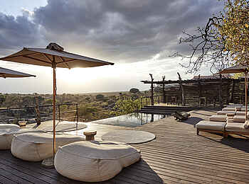 Legendary Mwiba Lodge: Pool mit Liegen und Schirmen Legendary Mwiba Lodge: Pool mit Liegen und Schirmen