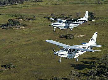 Mombo Camp: Zwei Flugzeuge über dem Okavango-Delta Mombo Camp: Zwei Flugzeuge über dem Okavango-Delta