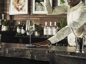 One and Only Nyungwe House: Der Barkeeper serviert einen Cocktail One and Only Nyungwe House: Der Barkeeper serviert einen Cocktail