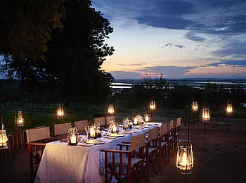 Sanctuary Chobe Chilwero: Abendessen unter freiem Himmel Sanctuary Chobe Chilwero: Abendessen unter freiem Himmel