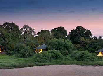 &Beyond Ngala Tented Camp: Blick auf die Gästezelte vom Flussbett