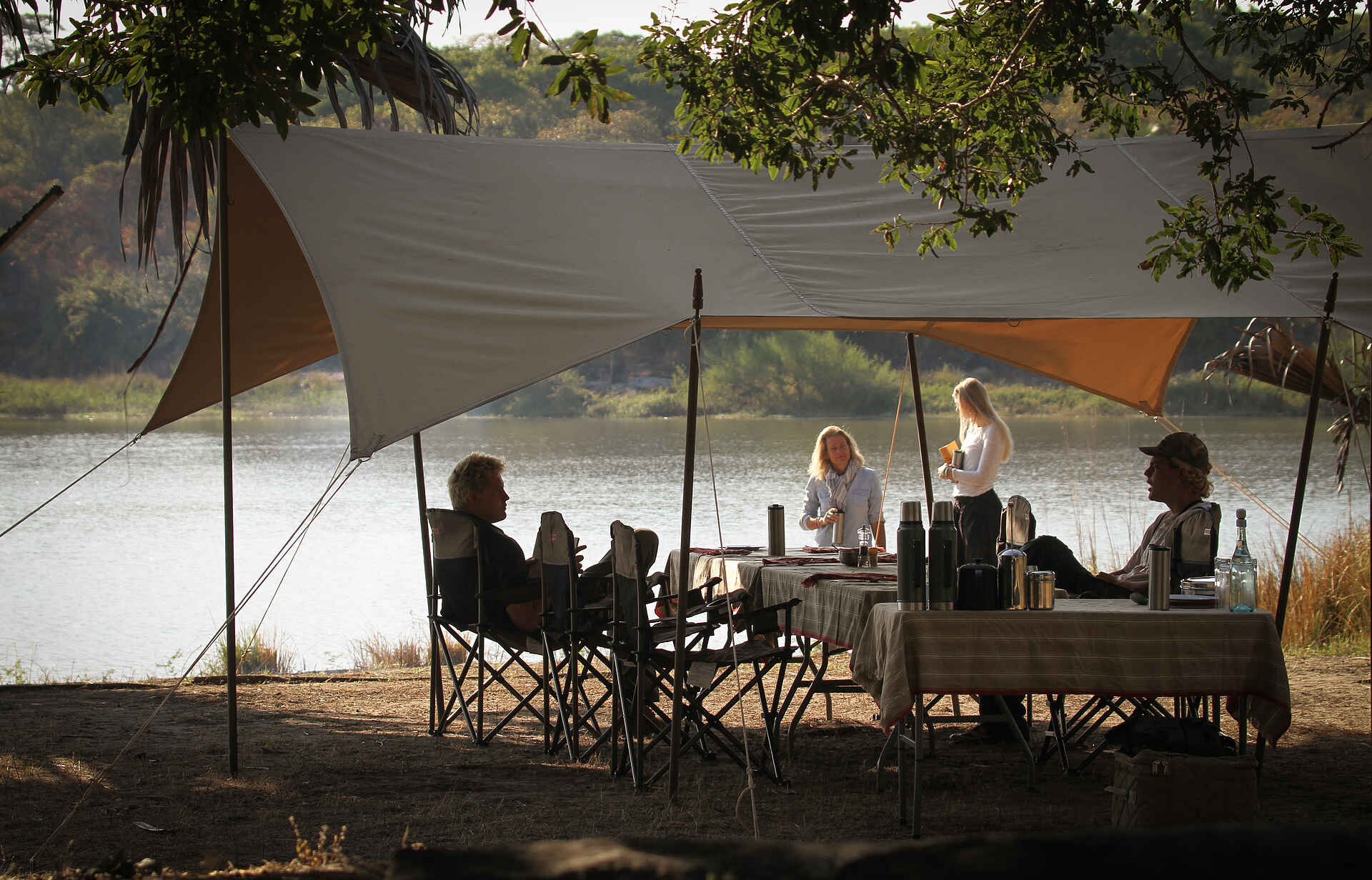 Charlie Ugalla Safari Camp: Frühstück am Fluß