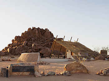 Desert Quiver Camp: Gästechalet vor Felsen