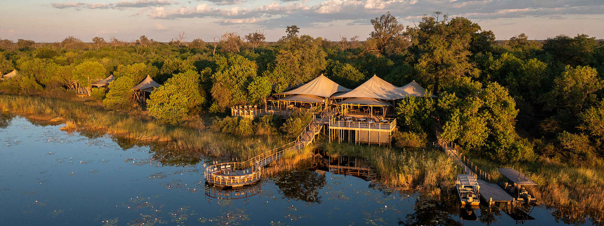 Duma Tau Camp: Außenansicht