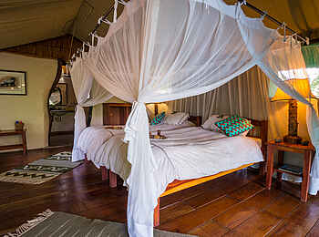 KaingU Safari Lodge: Doppelbett und Holzfußböden