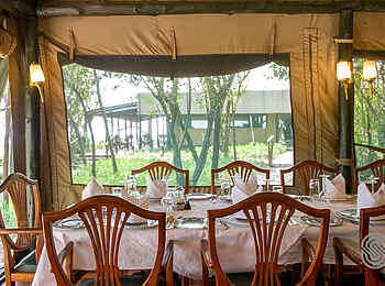 Kirawira Serena Camp: Esstische im Speisezelt