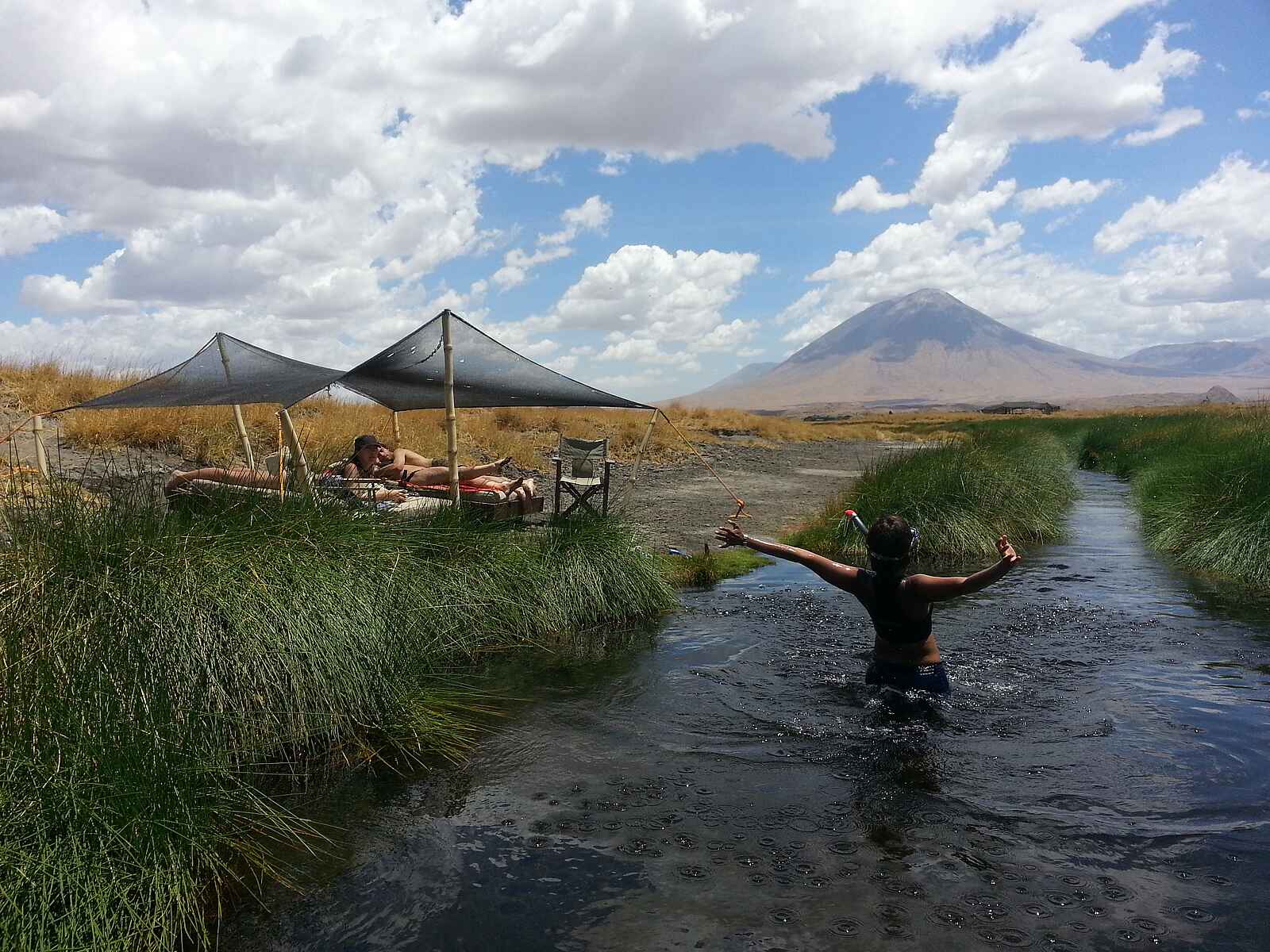 Lake Natron Camp: Erfrischung im Fluss Lake Natron Camp: Erfrischung im Fluss