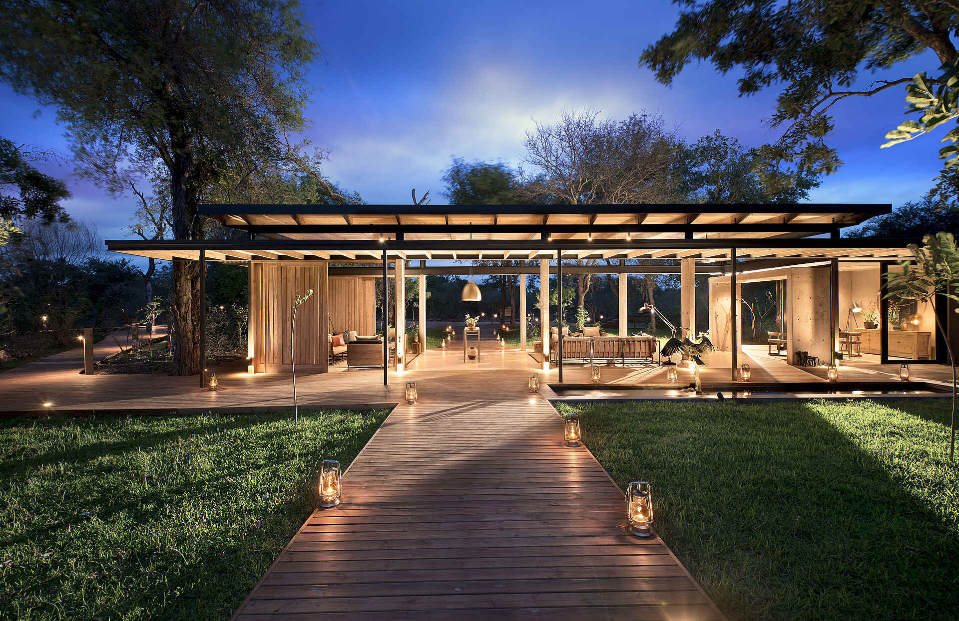 Lion Sands Ivory Lodge: Rezeption von Außen Fluss Sabie, Ivory Lodge, Lion Sands, Lion Sands Game Reserve, Lion Sands Ivory Lodge, More, Sabi Sands, Sabie, Abend, Anlage, Einrichtung, Himmel, Interior, Rezeption, Stimmung, Afrikarma, Afrikarma Safaris, Afrikarma Safaris - Wildnis. Hautnah., Afrikarma.de