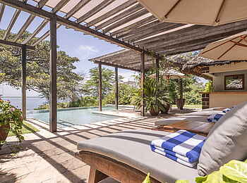 Loldia House: Am Pooldeck