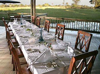 Moremi Crossing: Blick vom Speisesaal hinaus auf den Boro Moremi Crossing: Blick vom Speisesaal hinaus auf den Boro