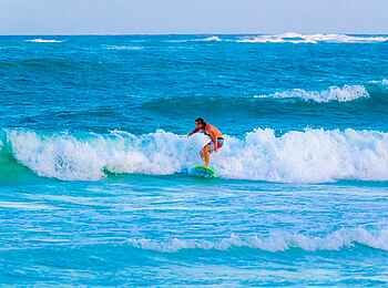 Nomad Beach Resort: Wellenreiten Nomad Beach Resort: Wellenreiten