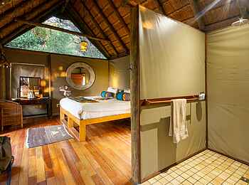 Nxamaseri Island Lodge: Zimmer mit begehbarer Dusche Nxamaseri Island Lodge: Zimmer mit begehbarer Dusche