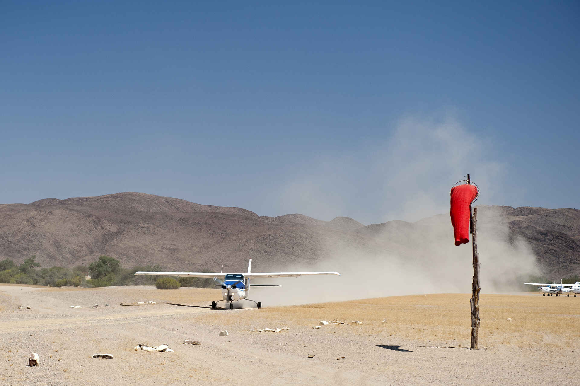 Africa, Okahirongo, Puros, flight, landing strip, lodge, travel, Elefant, Elefanten, Elephant Lodge, Fauna, Himba, Himba Tribe, Kunene, Kunene Region, Löwe, Löwen, Namibia, Okahirongo Elephant Lodge, Okahirongo Lodges and Camps, Pirschfahrt, Privatsphäre, Purros, Purros Conservancy, Purros Naturschutzgebiet, Safari, Sceleton Coast, Skelettküste, Tiere, Wüste, Wüstenelefant, Wüstenfauna, Wüstenlöwe, Airstrip, Ankunft, Flugzeug, Kleinflugzeug, Landung