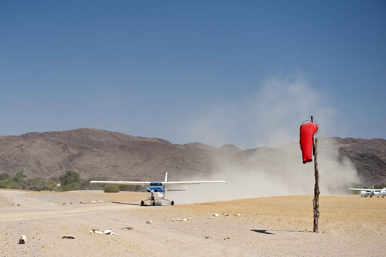 Okahirongo Elephant Lodge: Ankunft am Airstrip Okahirongo Elephant Lodge: Ankunft am Airstrip